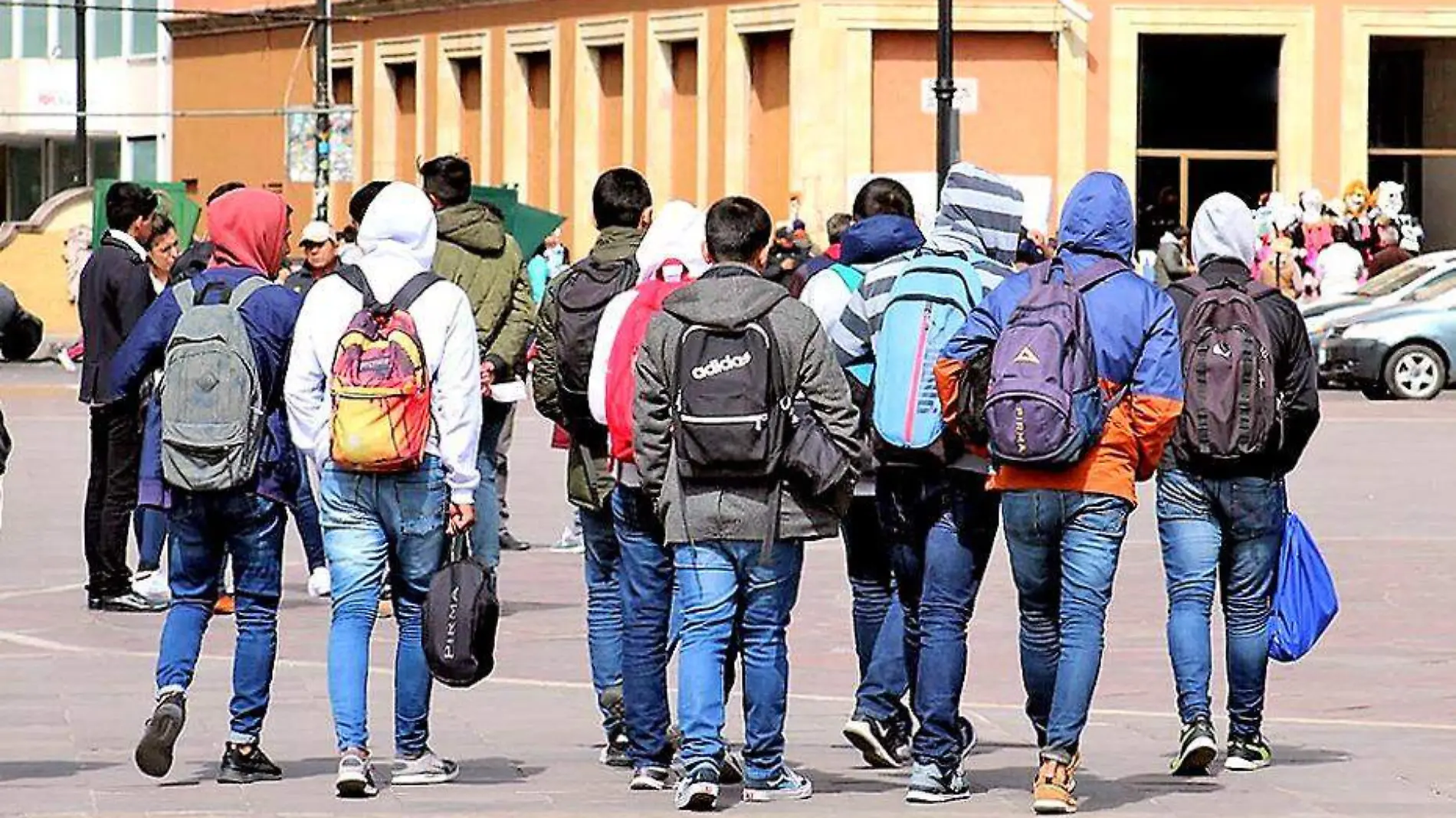 jovenes caminando con mochilas